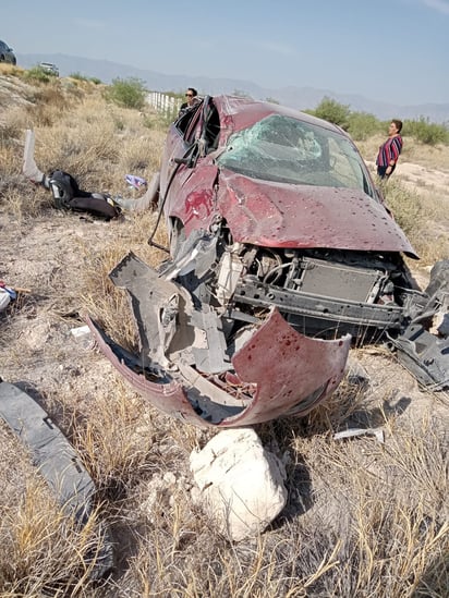 Vuelca familia de acuña en la carretera Cuatro Ciénegas-San Pedro 