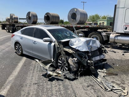 Tráiler y auto chocan resultan tres heridos 