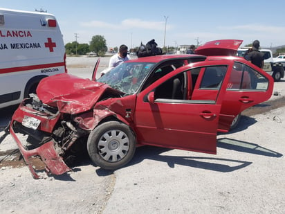 Encontronazo entre auto y camioneta deja tres lesionados