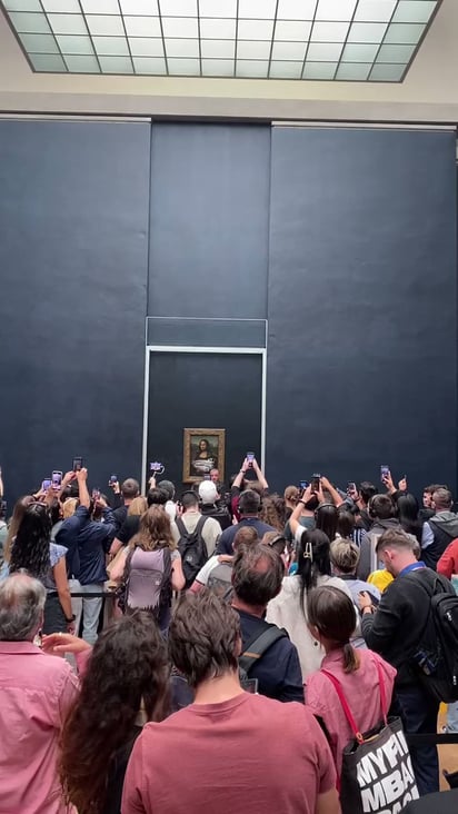 Visitante lanza un 'pastelazo' a la Monna Lisa