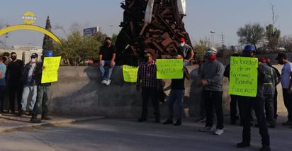 Se manifiestan obreros de AHMSA, salen a Saltillo 