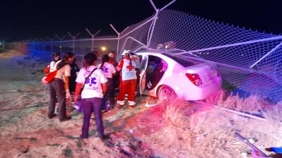 Mujer dormita al volante y choca con barda al salir del camino