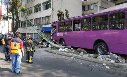 Reportan 21 heridos tras choque entre camión y tres autos en CDMX