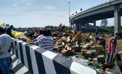 Se llevan cervezas tras volcadura de camión en Edomex