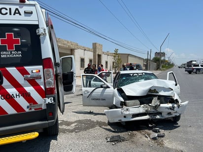 Taxista se estrella contra las llantas de un tráiler en Castaños