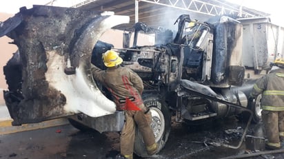 Tráiler se incendia en la colonia Asturias