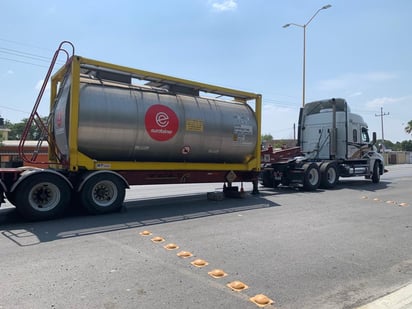 Tráiler que trasportaba tanque con gases criogénicos sufre falla frente al ejido 8 de Enero