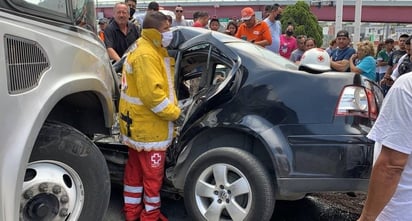 Sufre chofer convulsión al volante y prensa a estudiante, la reportan como delicada