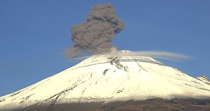 Volcán Popocatépetl emite una explosión con emisión de cenizas