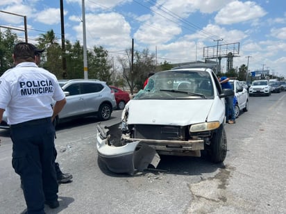 Choque entre tráiler y camioneta deja cuantiosos daños