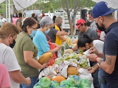 FAMILIAS DE ESCASOS RECURSOS aprovechan 'Mercadito en tu Colonia' en Nava 