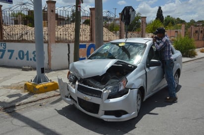 Mujer se pasa luz roja y provoca choque 