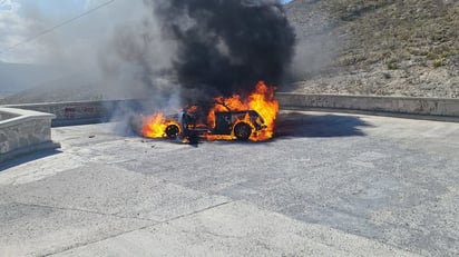  Vehículo se incendia en el pueblo mágico de Cuarto Ciénegas