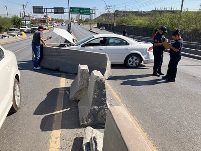 Colchón provoca choque y carambola en el puente de la Avenida 4 