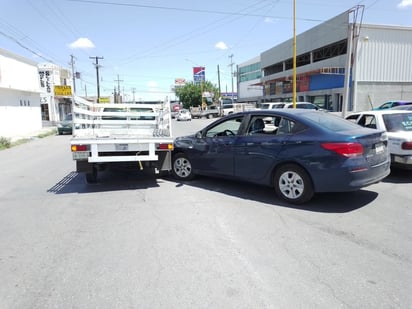 Conductora provoca choque en transitada arteria de la colonia Anáhuac 