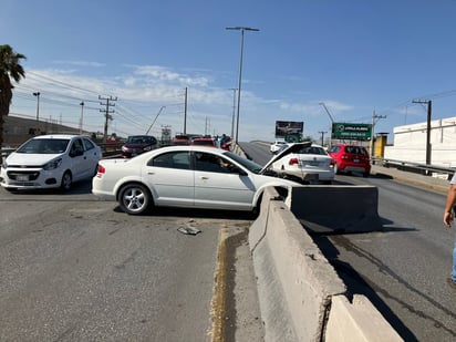 Colchón causa choque y carambola en el puente de la Avenida 4 