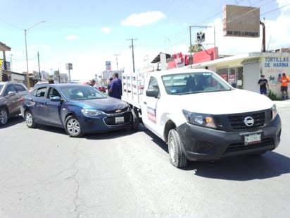 Conductora provoca choque en transitada arteria de la Anáhuac