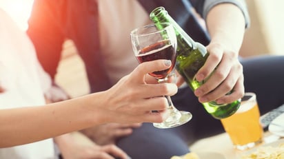 ¿Vino o cerveza?; esta es la bebida alcohólica más saludable, según la ciencia