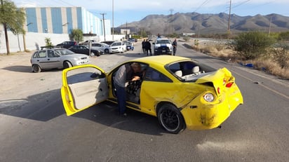 Conductora choca contra camellón y cuatro autos estacionados