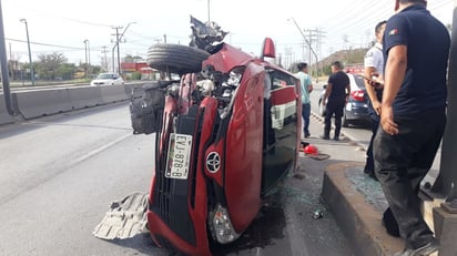 Choca contra muro de puente y vuelca