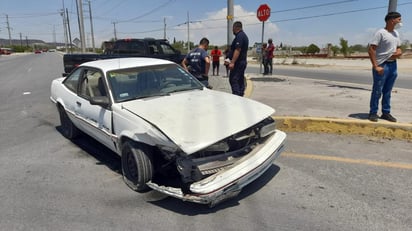 Choque entre auto y camioneta deja dos lesionados