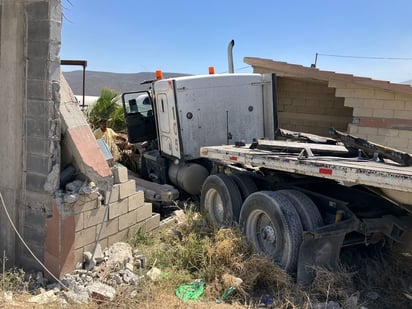 Chocan tráileres y uno se proyecta contra caseta de vigilancia