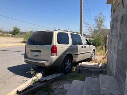 Mujer se siente mal al volante y choca con cordón de banqueta