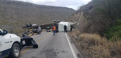 Vuelca tráiler en curva de la carretera Candela-Lampazos 