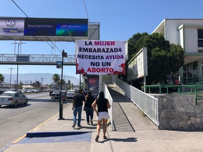 Pro vida colocan manta en el IMSS de Monclova 