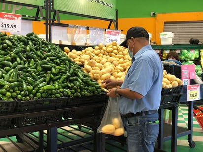 Amas de casa aprovechan los martes de frutas y verduras