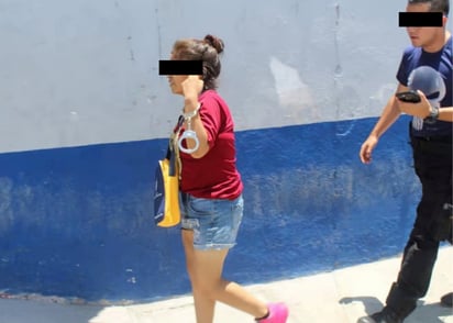 Jovencita y quincuagenario se dan de golpes en plena calle