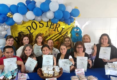 Terminan curso de reposteria