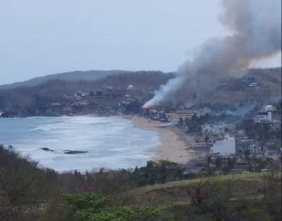 Fuerte incendio alcanza al menos 10 negocios de Zipolite