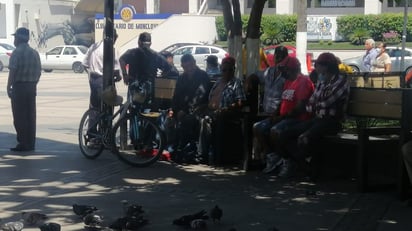 Pensionados ocupan las bancas de la plaza para pasar el rato 