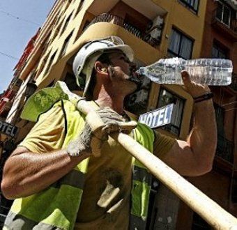 Trabajadores a la intemperie deben cuidarse del calor