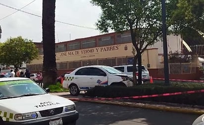 Taxista muere por ataque al corazón y choca contra árbol en Toluca