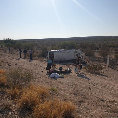 Urvan vuelca en la 30 y deja 12 personas lesionadas