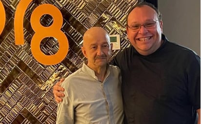 Carlos Salinas también anda en España; posa para la foto en restaurante Q78 Gastromezcal