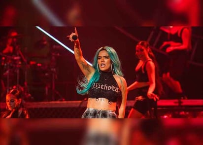 Karol G regaña a su publico en concierto por estar sentados