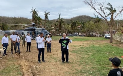 AMLO llega en helicóptero a Mazunte; damnificados 'no están solos'