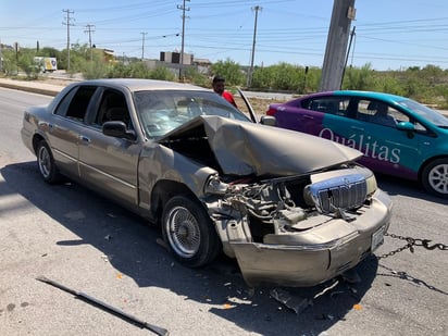 Veloz conductor estrella su auto en la parte trasera de camión 