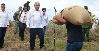 Piden apoyo a AMLO para reconstruir camino en Oaxaca