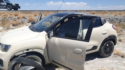 Joven resulta ileso tras volcar su Renault en la carretera 30