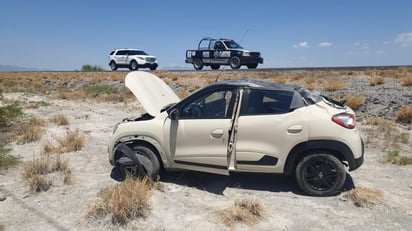 Joven resulta ileso tras volcar su Renault en la carretera 30