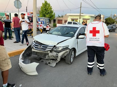 Conductor ignora alto y provoca fuerte choque