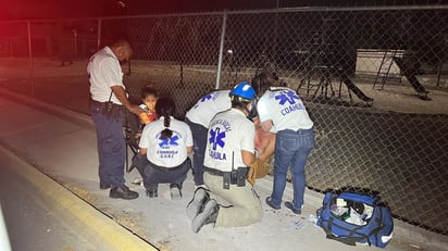 Pareja de esposos termina en el hospital al ser arrollados por veloz conductor