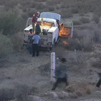 Chihuahuenses vuelcan en la carretera 30