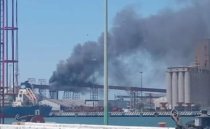 Se incendia almacén de trigo en recinto portuario de Guaymas, Sonora