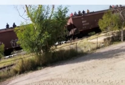 ¡No hay poder que los detenga! Migrantes viajan en techo del tren hacia Piedras Negras