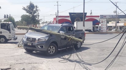 Camión de SIMAS derribada poste y cae sobre camioneta 